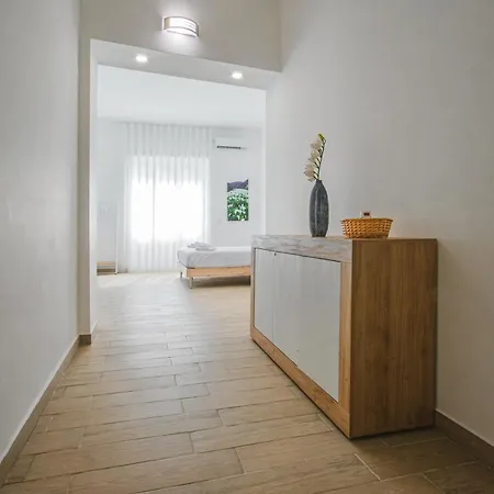 Bouganville In Station Apartment