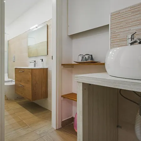 Bouganville In Station Apartment *