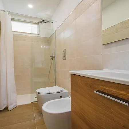 Apartment Bouganville In Station Rom